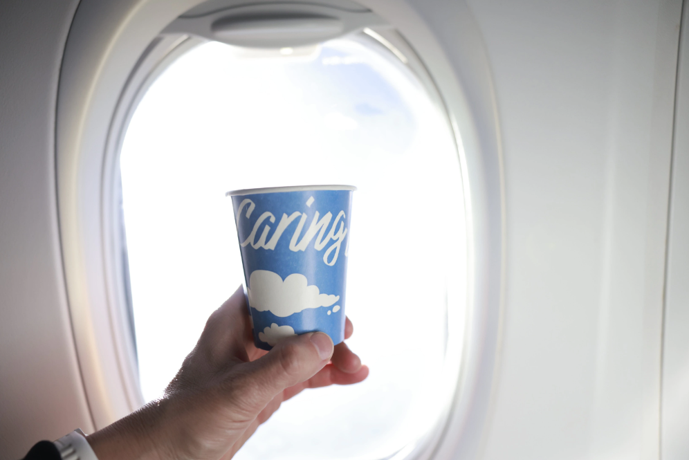Alaska Airlines se convierte en la primera aerolínea de EEUU en eliminar los vasos de plástico a bordo
